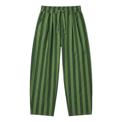 Calças baggy GRINE em algodão verde com riscas verticais, cintura subida com pregas e cordão ajustável.
