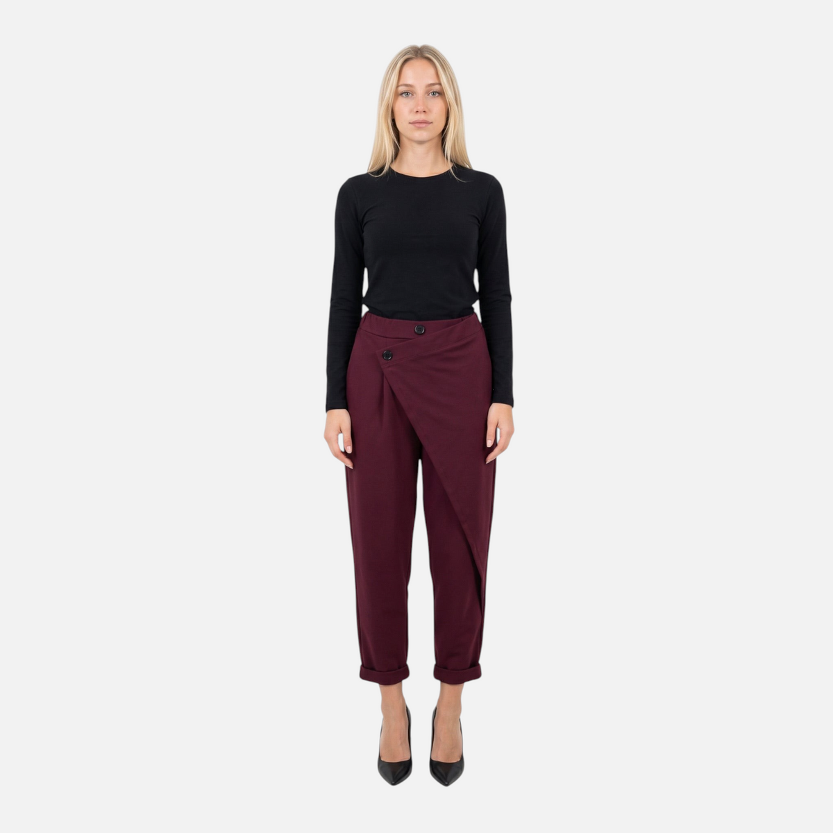 Modelo veste calças chino GRINE bordeaux com cós cruzado assimétrico, botões prateados e corte fluido de perna reta.