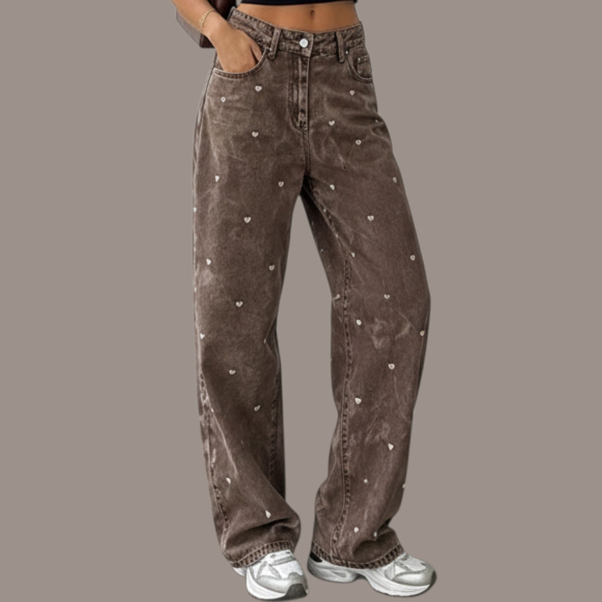 Calças wide leg GRINE em denim castanho vintage com padrão de corações bordados a dourado e cintura subida