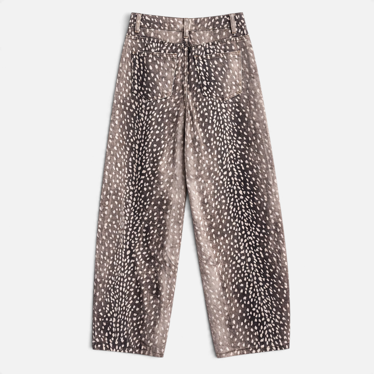 Vista traseira das calças de ganga GRINE com corte barrel e estampado animal print Bambi em tons de castanho.