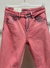 Calças de ganga GRINE modelo Kelly em rosa com efeito lavado, corte baggy ankle e fecho de botão metálico.