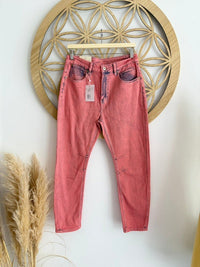 Calças de ganga GRINE modelo Kelly em rosa com efeito lavado, corte baggy ankle e fecho de botão