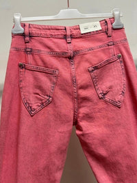 Calças de ganga GRINE modelo Kelly em rosa com efeito lavado, corte baggy e bolsos traseiros distintos.