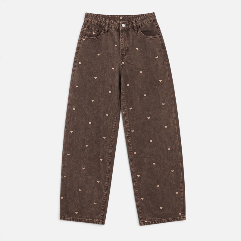 Calças wide leg GRINE em ganga castanha com efeito vintage e padrão de pequenos corações bordados em dourado.