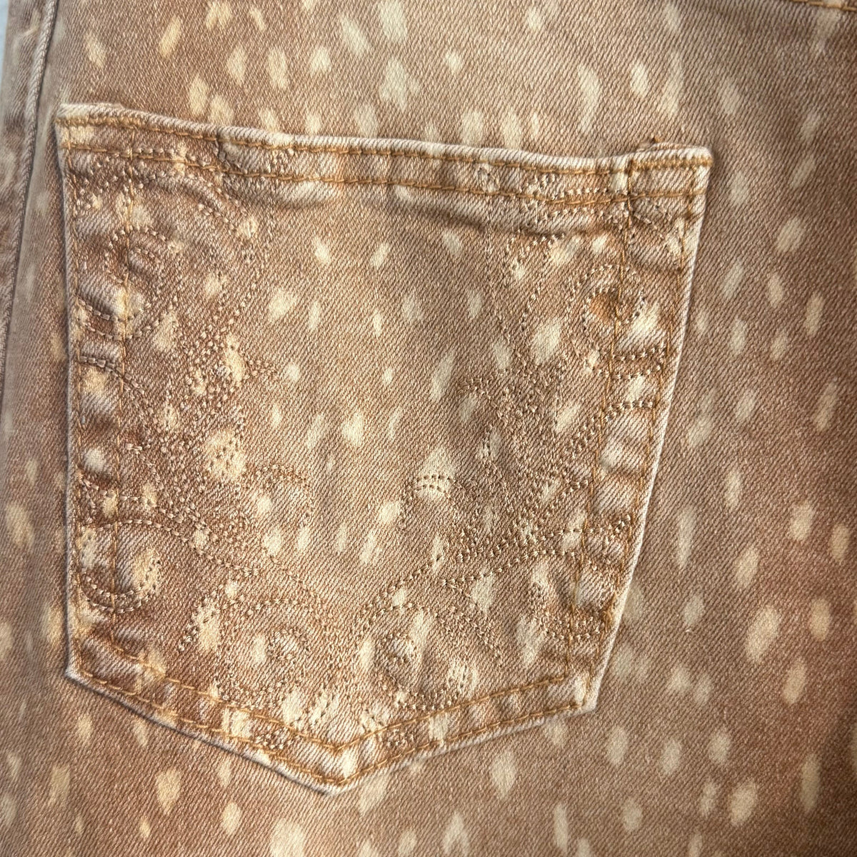 Detalhe do bolso quadrado em ganga camel com estampado Bambi das calças GRINE