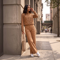 Modelo GRINE veste calças wide leg camel com estampado Bambi e casaco a condizer em ambiente urbano