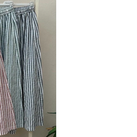 Calças largas GRINE com riscas verticais em algodão, cintura elástica com cordão e bolsos laterais.