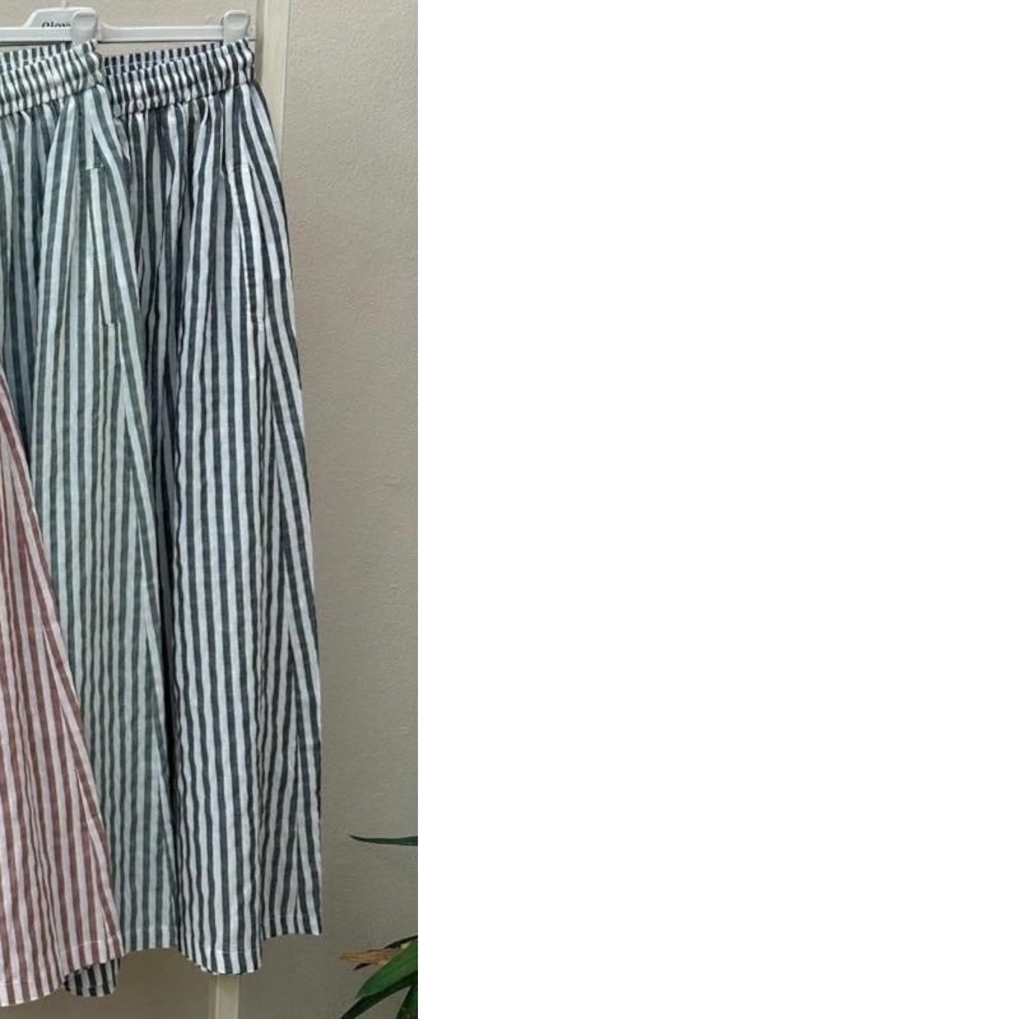 Calças largas GRINE com riscas verticais em algodão, cintura elástica com cordão e bolsos laterais.