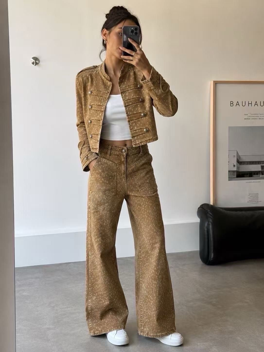 Conjunto GRINE de calças wide leg e casaco curto em ganga camel com estampado Bambi e bolsos frontais quadrados.