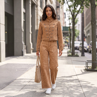 Modelo GRINE veste calças wide leg camel com estampado Bambi e casaco a condizer em ambiente urbano