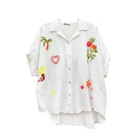 GRINE camisa branca de algodão com bordados coloridos de palmeira, coração, sereia e flores. Corte oversize.