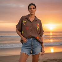 GRINE Camisa de algodão castanha com bordados de palmeira, sereia, coração e estrelas. Corte oversize.