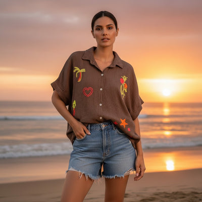 GRINE Camisa de algodão castanha com bordados de palmeira, sereia, coração e estrelas. Corte oversize.