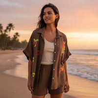 GRINE camisa castanha de algodão com bordados de palmeira, sereia, coração e estrelas. Corte oversize.