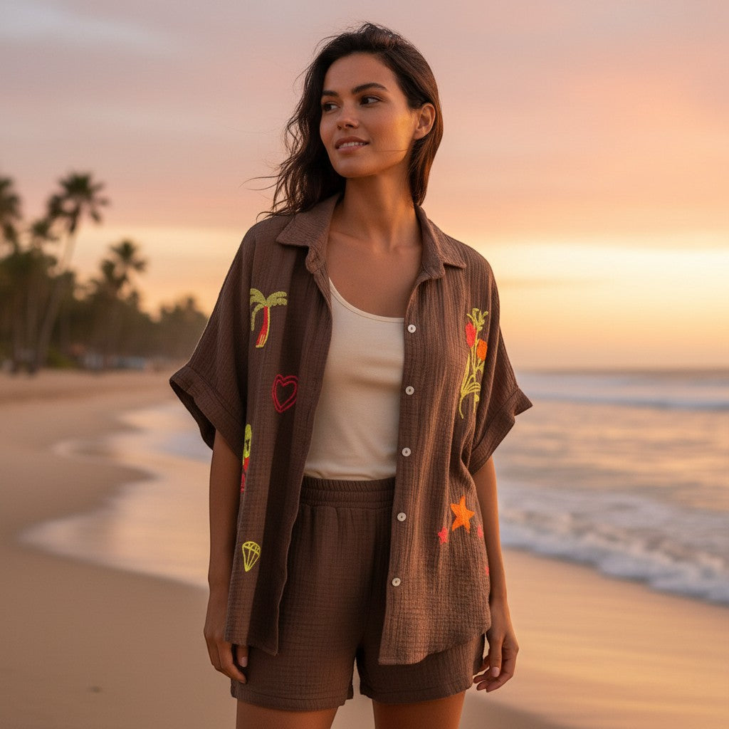 GRINE camisa castanha de algodão com bordados de palmeira, sereia, coração e estrelas. Corte oversize.