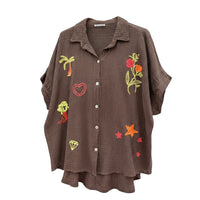 GRINE camisa de verão oversize em algodão castanho com bordados coloridos de palmeira, sereia, coração e estrelas.