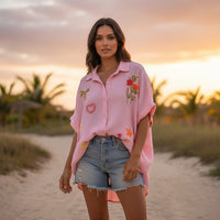 GRINE camisa rosa de algodão com bordados de palmeira, sereia, coração e flores. Corte oversize.