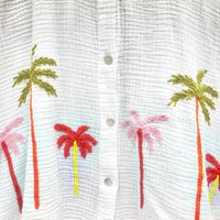 GRINE Camisa Cotton Ibiza branca em algodão com bordados de palmeiras coloridas em corte oversize.