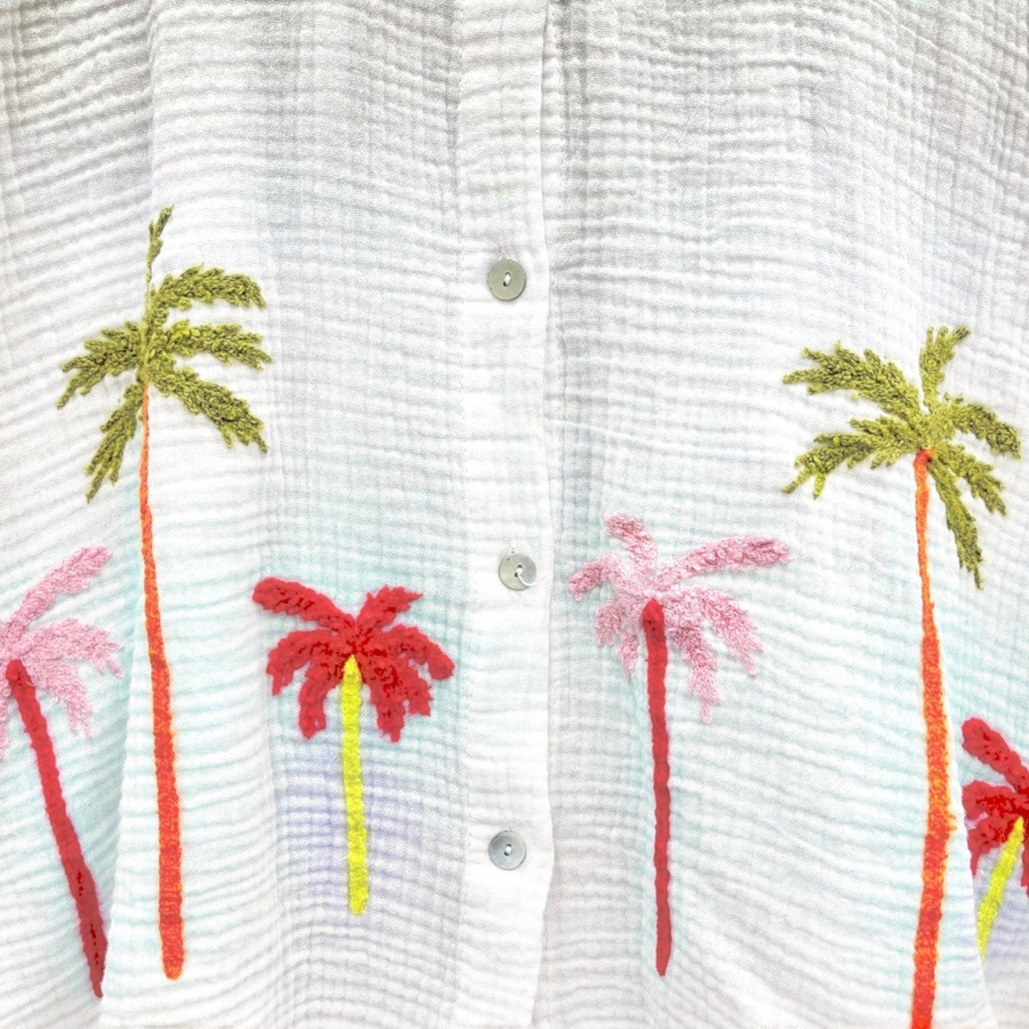 GRINE Camisa Cotton Ibiza branca em algodão com bordados de palmeiras coloridas em corte oversize.