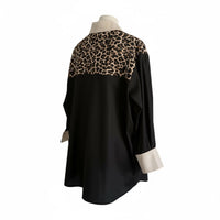 Camisa larga GRINE em algodão com padrão animal print, detalhes em preto e punhos e gola em tom bege, vista traseira.