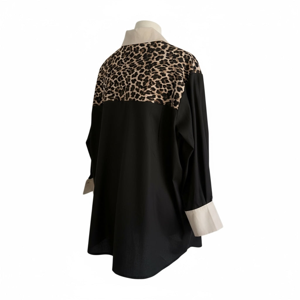 Camisa larga GRINE em algodão com padrão animal print, detalhes em preto e punhos e gola em tom bege, vista traseira.