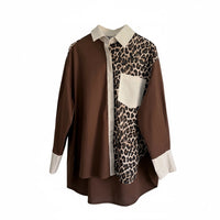 Camisa larga GRINE em algodão com padrão animal print, detalhes em castanho e punhos em creme.
