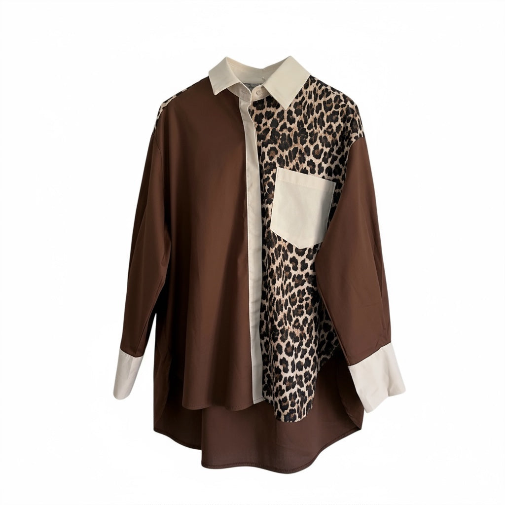Camisa larga GRINE em algodão com padrão animal print, detalhes em castanho e punhos em creme.