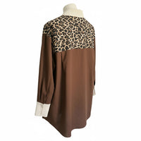 Camisa larga GRINE em algodão castanho com detalhe de padrão animal print nas costas e punhos em contraste