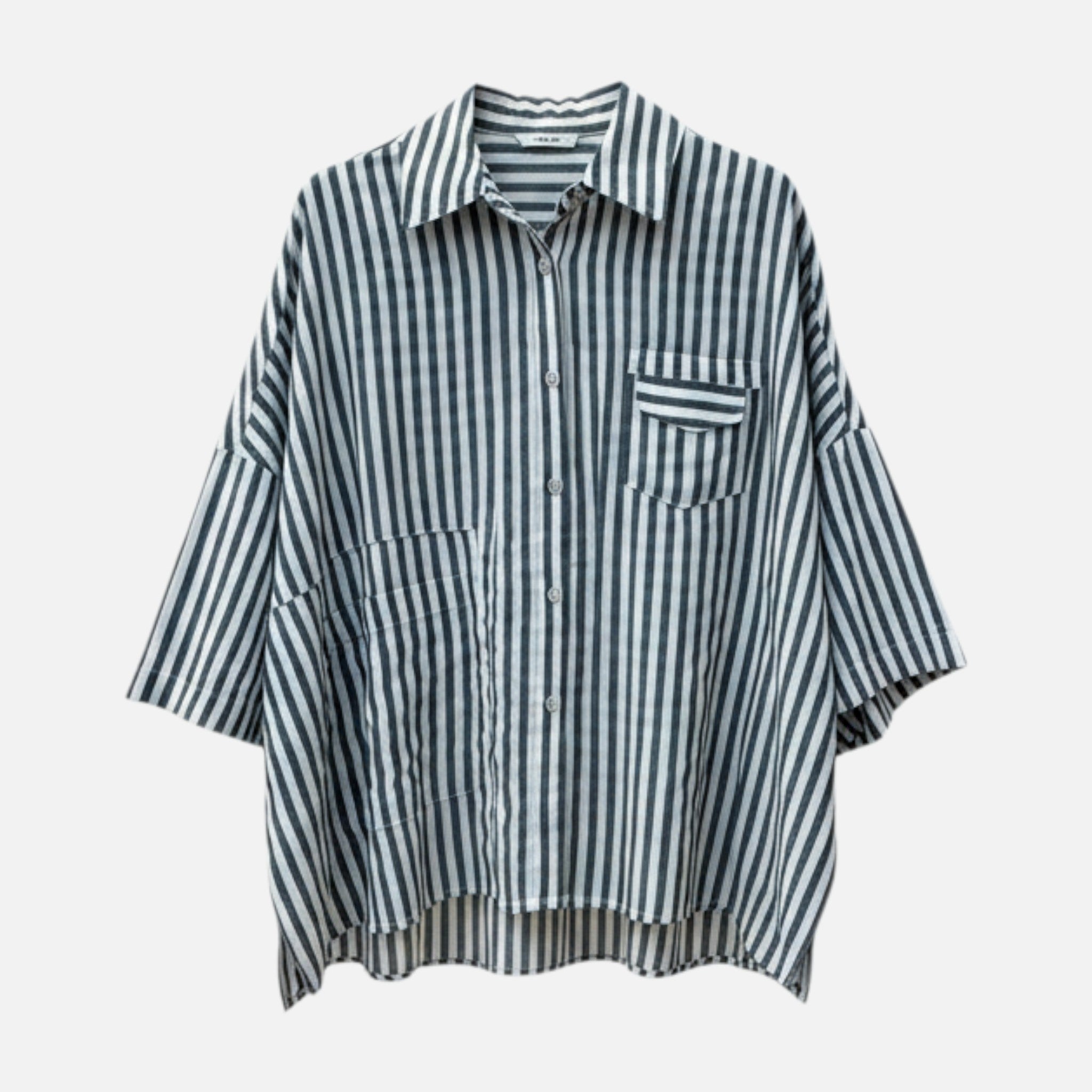 Camisa GRINE de corte largo com riscas verticais, mangas curtas, bolso frontal e fecho de botões em algodão.