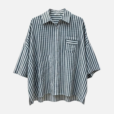 Camisa GRINE de corte largo com riscas verticais, mangas curtas, bolso frontal e fecho de botões em algodão.