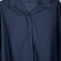 Camisa oversized GRINE azul marinho com tecido fluido, colarinho clássico e carcela frontal oculta minimalista.