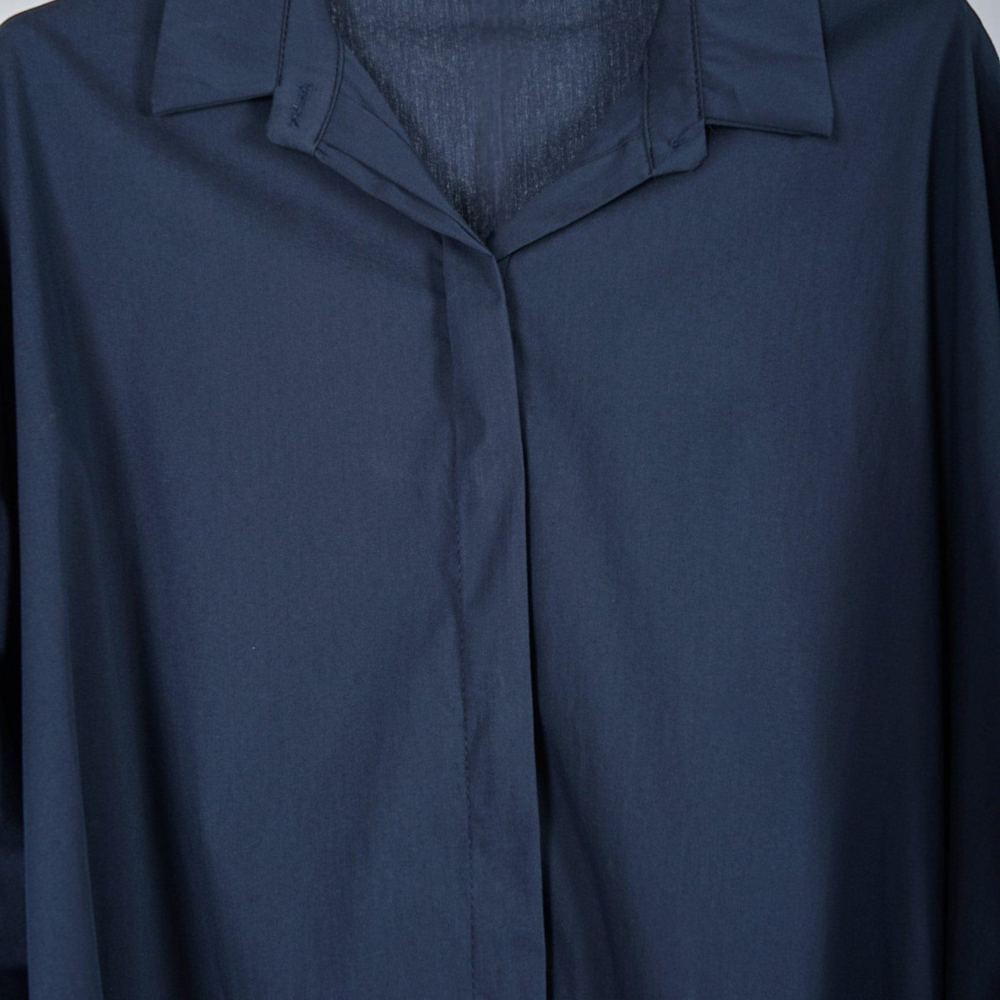 Camisa oversized GRINE azul marinho com tecido fluido, colarinho clássico e carcela frontal oculta minimalista.