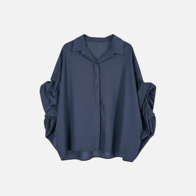 Camisa GRINE oversized azul marinho com corte fluido, mangas morcego volumosas e punho drapeado em tecido leve.