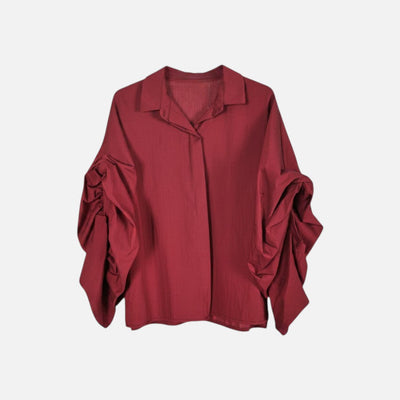 Camisa GRINE oversized bordeaux com mangas morcego volumosas e punho drapeado em tecido fluido de algodão e nailon.