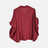 Camisa oversized GRINE bordeaux com corte fluido, mangas morcego volumosas e punho drapeado em tecido misto.