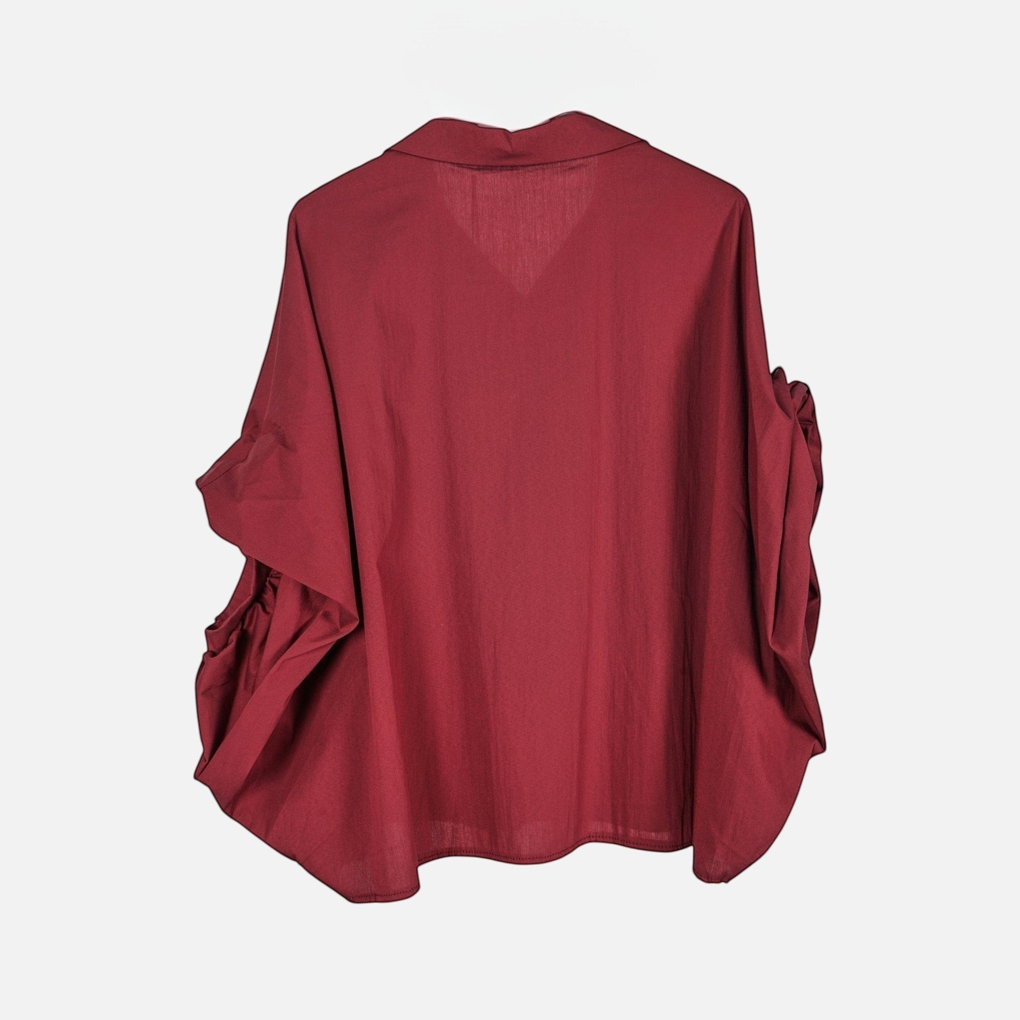 Camisa oversized GRINE bordeaux com corte fluido, mangas morcego volumosas e punho drapeado em tecido misto.