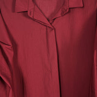 Camisa GRINE oversized bordeaux em tecido fluido com colarinho clássico e carcela frontal oculta