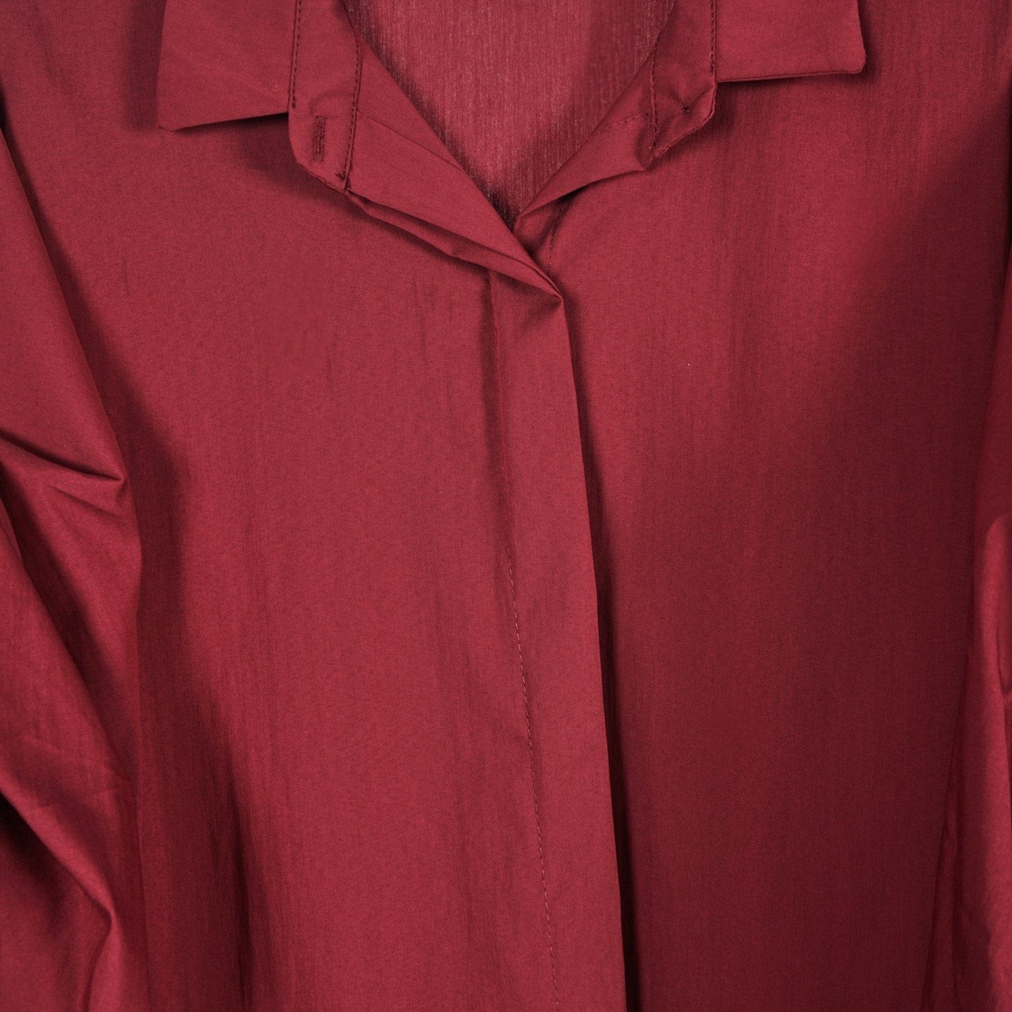 Camisa GRINE oversized bordeaux em tecido fluido com colarinho clássico e carcela frontal oculta