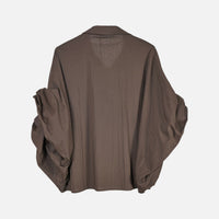 Camisa GRINE oversized castanha com corte fluido e mangas morcego volumosas vista de costas