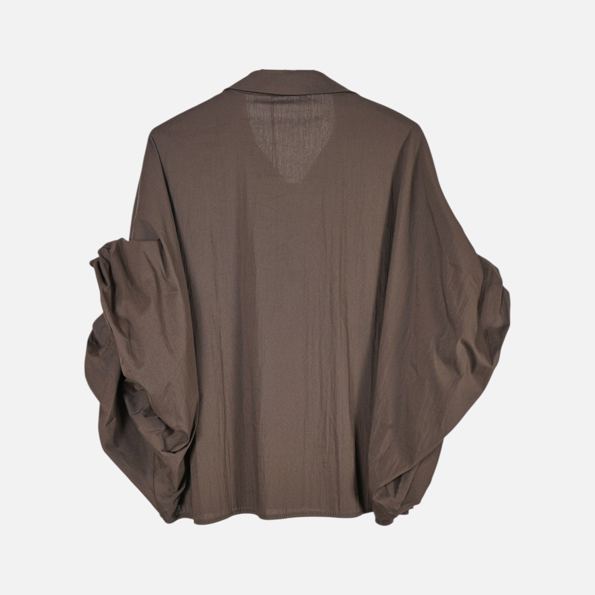 Camisa GRINE oversized castanha com corte fluido e mangas morcego volumosas vista de costas