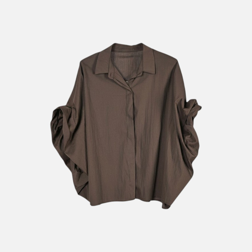 Camisa GRINE oversized castanha com corte fluido, mangas morcego volumosas e punhos drapeados em tecido leve.