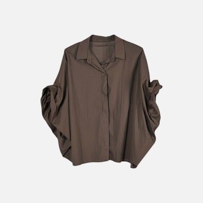 Camisa GRINE oversized castanha com corte fluido, mangas morcego volumosas e punhos drapeados em tecido leve.