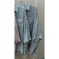 Camisa de manga curta GRINE com riscas verticais em algodão, corte largo e bolsos frontais, ideal para o verão.
