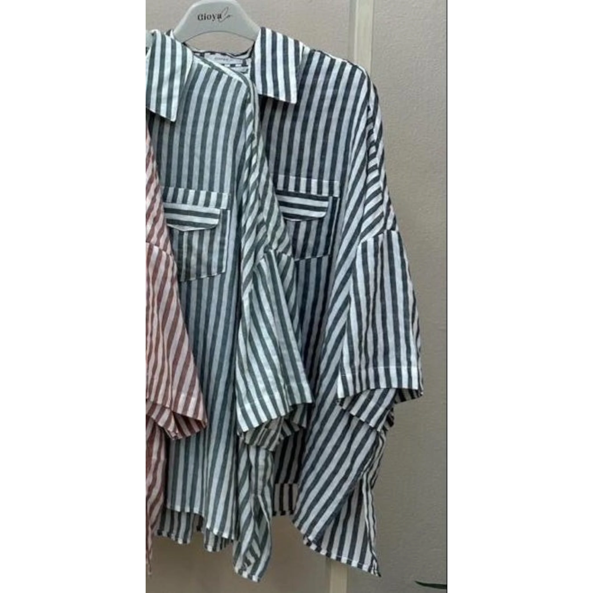 Camisa de manga curta GRINE com riscas verticais em algodão, corte largo e bolsos frontais, ideal para o verão.