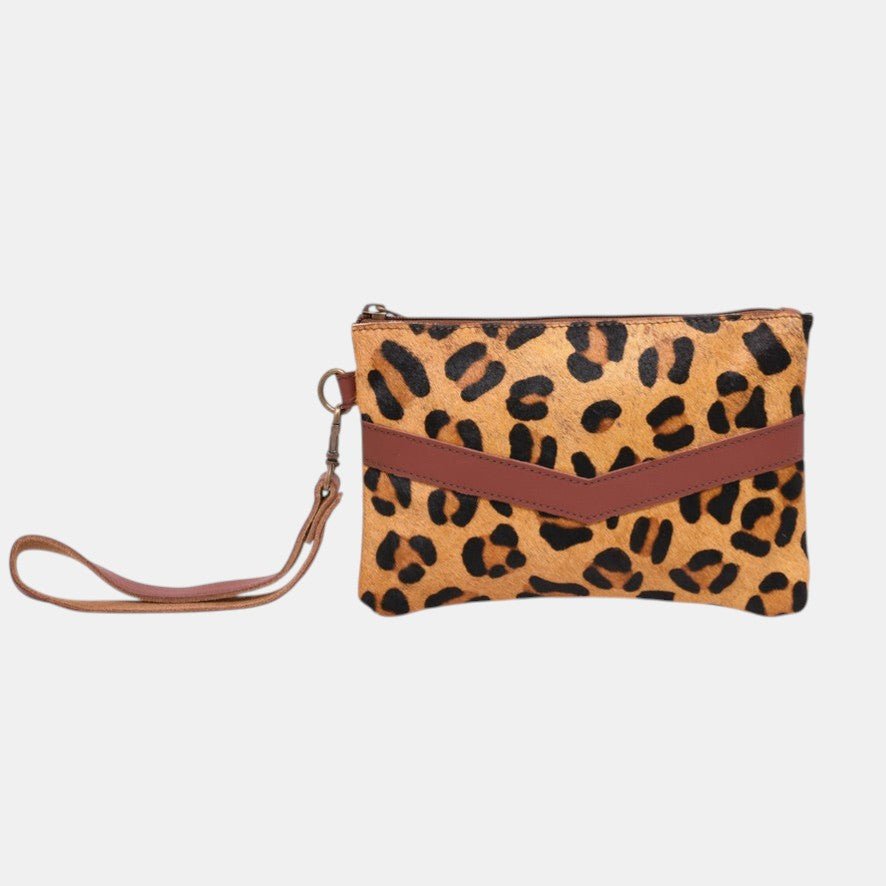 Carteira envelope GRINE em pele com padrão leopardo e detalhe caramelo, inclui alça de mão e fecho magnético.