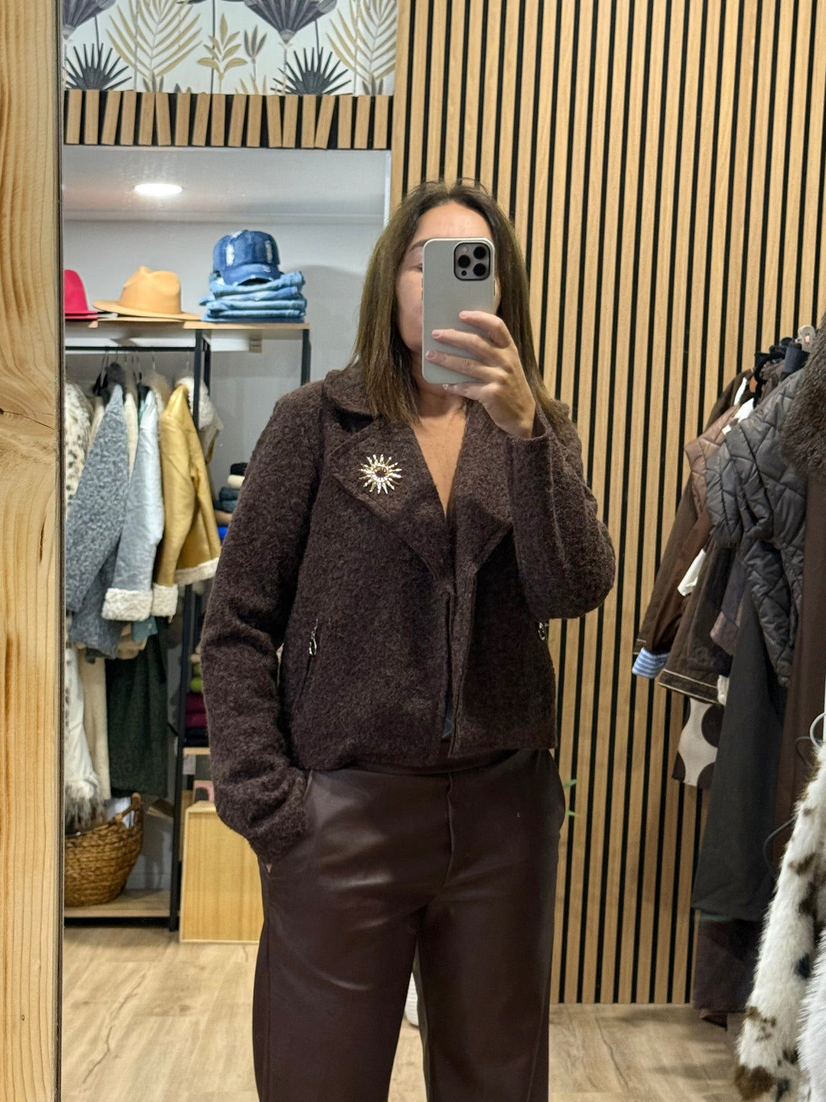 Casaco curto castanho GRINE com textura macia, bolsos falsos e pregadeira decorativa na gola