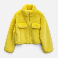 Casaco curto de pêlo amarelo GRINE com fecho frontal e bolsos, feito em poliéster ultra suave.