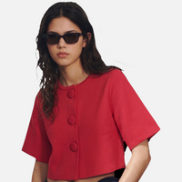 Modelo GRINE veste casaco curto estruturado vermelho de viscose com mangas curtas, decote redondo e botões forrados