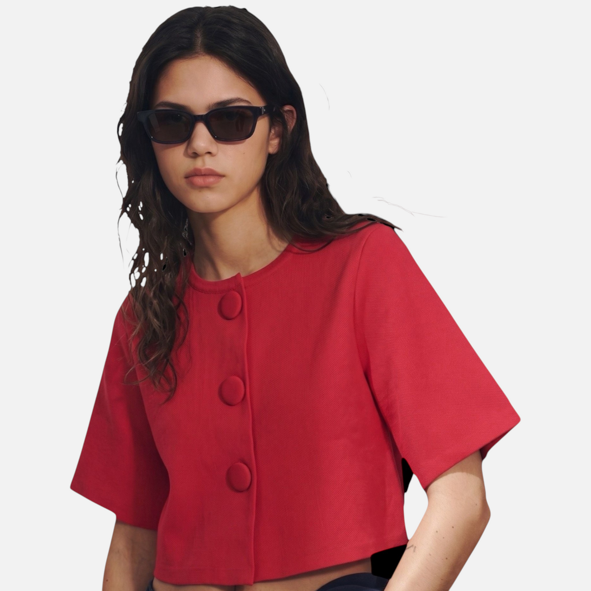 Modelo GRINE veste casaco curto estruturado vermelho de viscose com mangas curtas, decote redondo e botões forrados