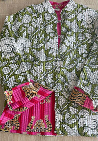 Casaco-Kimono GRINE reversível em algodão acolchoado, com padrão floral verde e interior rosa com estampado de tigres.